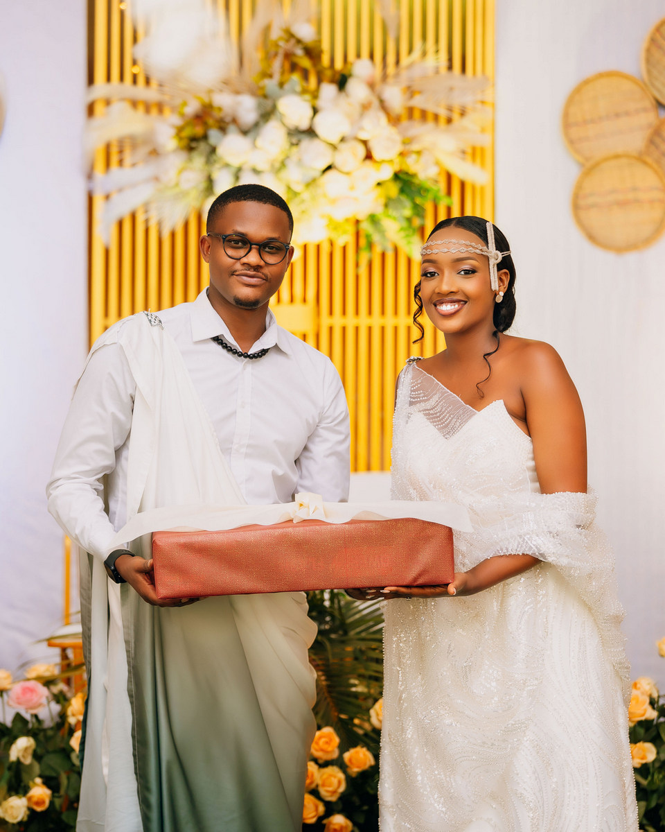 Dc Clement na Manzi Aliane bahawe impano bashimirwa intambwe bateye