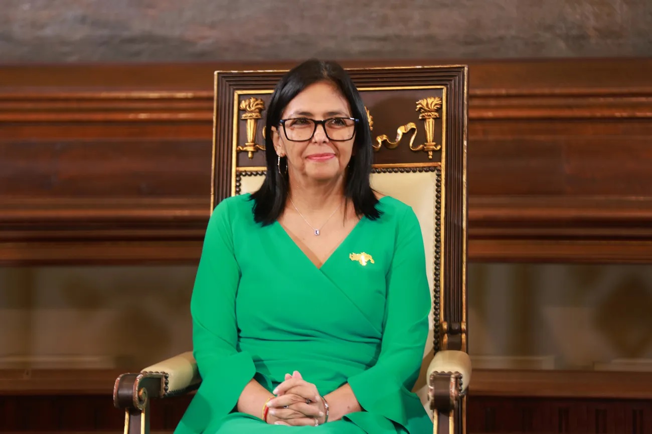 Perezida w’inzibacyuho wa Venezuela, Delcy Rodríguez, yavuze ko arambiwe guhabwa amabwiriza na Amerika