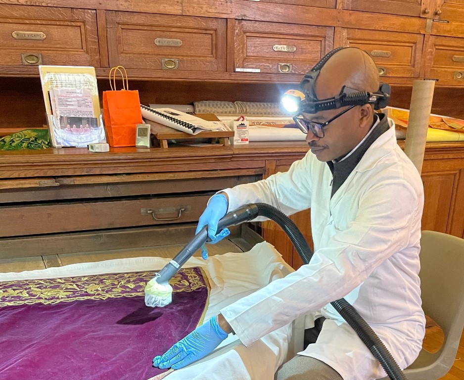 Mutangana Steven ubwo yari muri laboratwari ishinzwe ubushakashatsi ku bimenyetso ndangamurage