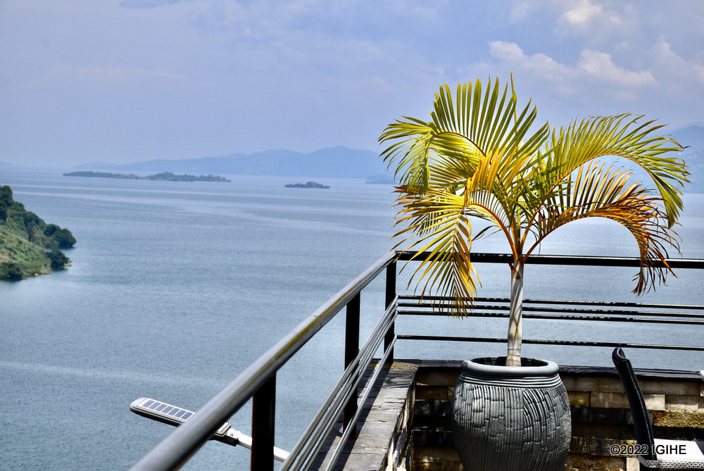 Iyo uri kuri Cleo Lake Kivu Hotel uba witegeye Ikiyaga cya Kivu
