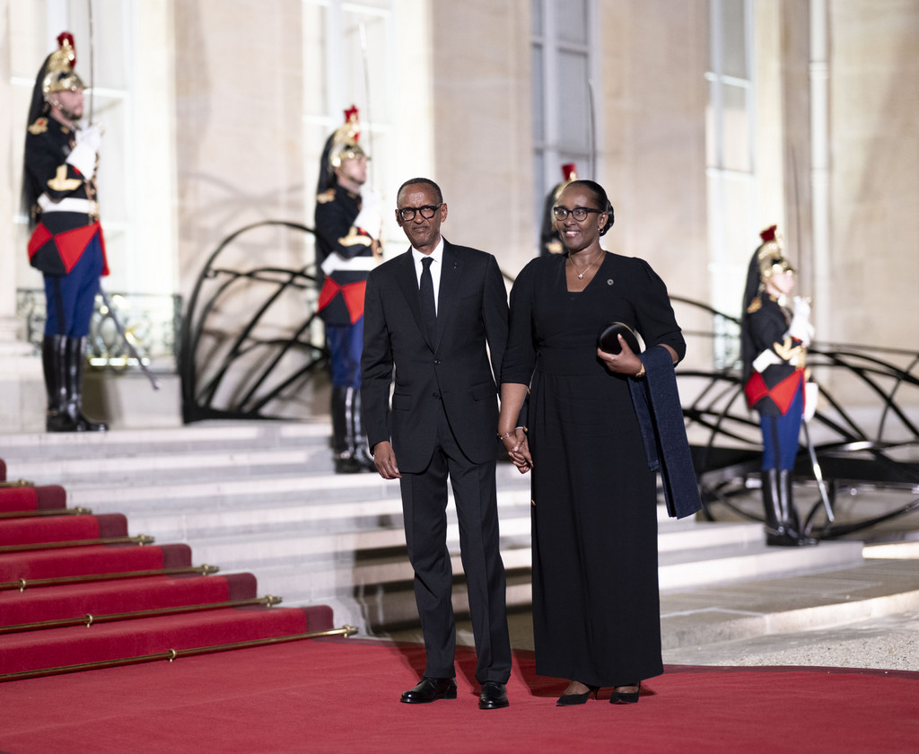 Perezida Kagame na Madamu Jeannette Kagame ubwo bageraga muri Élysée