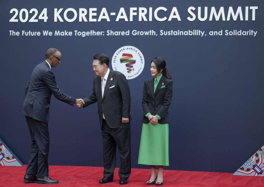 Perezida Yeol wari kumwe n'umugore we, Kim Keon Hee, bakiriye Perezida Kagame
