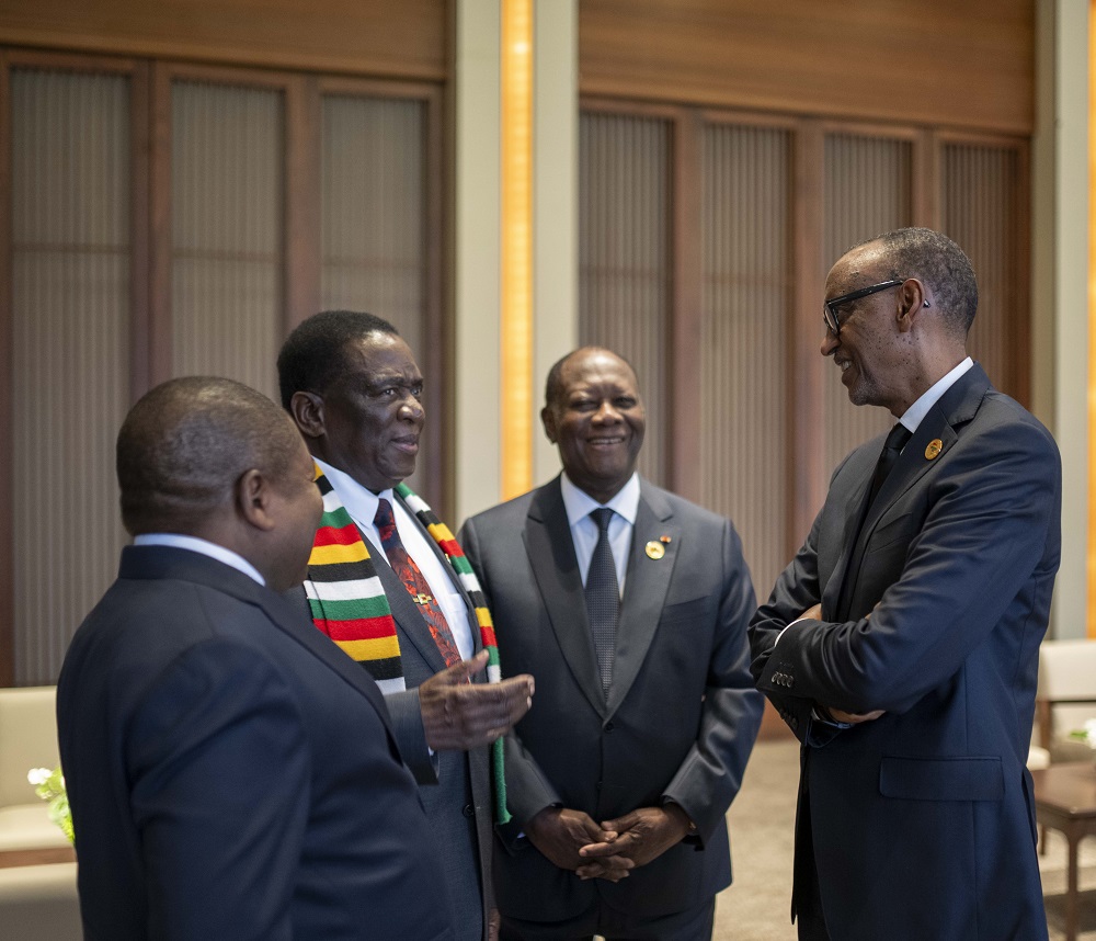 Perezida Kagame yaganiriye n'abarimo Perezida wa Mozambique n'uwa Zimbabwe