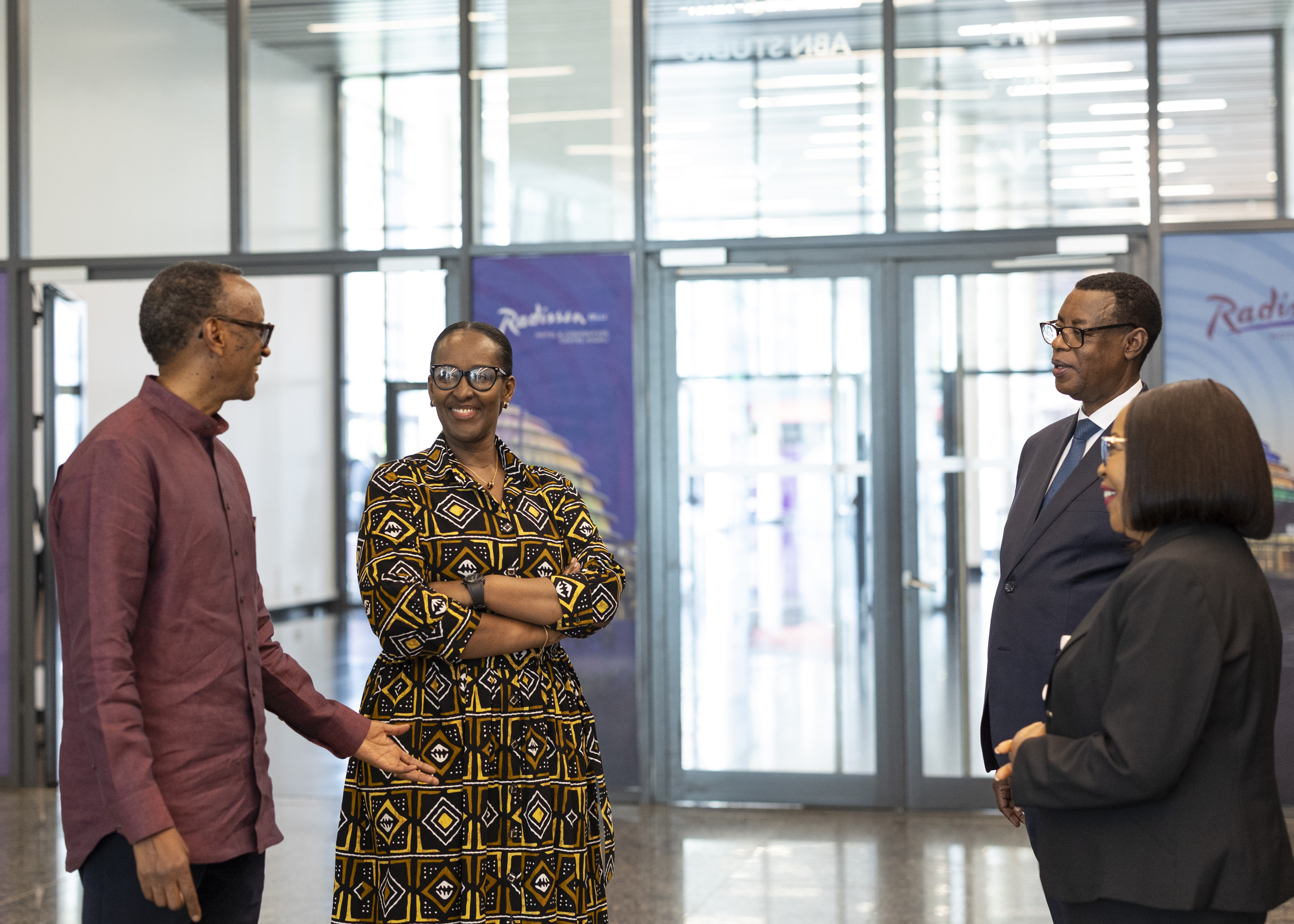 Perezida Kagame, Madamu Jeannette Kagame n'Umunyamabanga wa Leta ushinzwe Ubutwererane bw’Akarere muri Minisiteri y’Ububanyi n’Amahanga, Gen (Rtd) James Kabarebe
