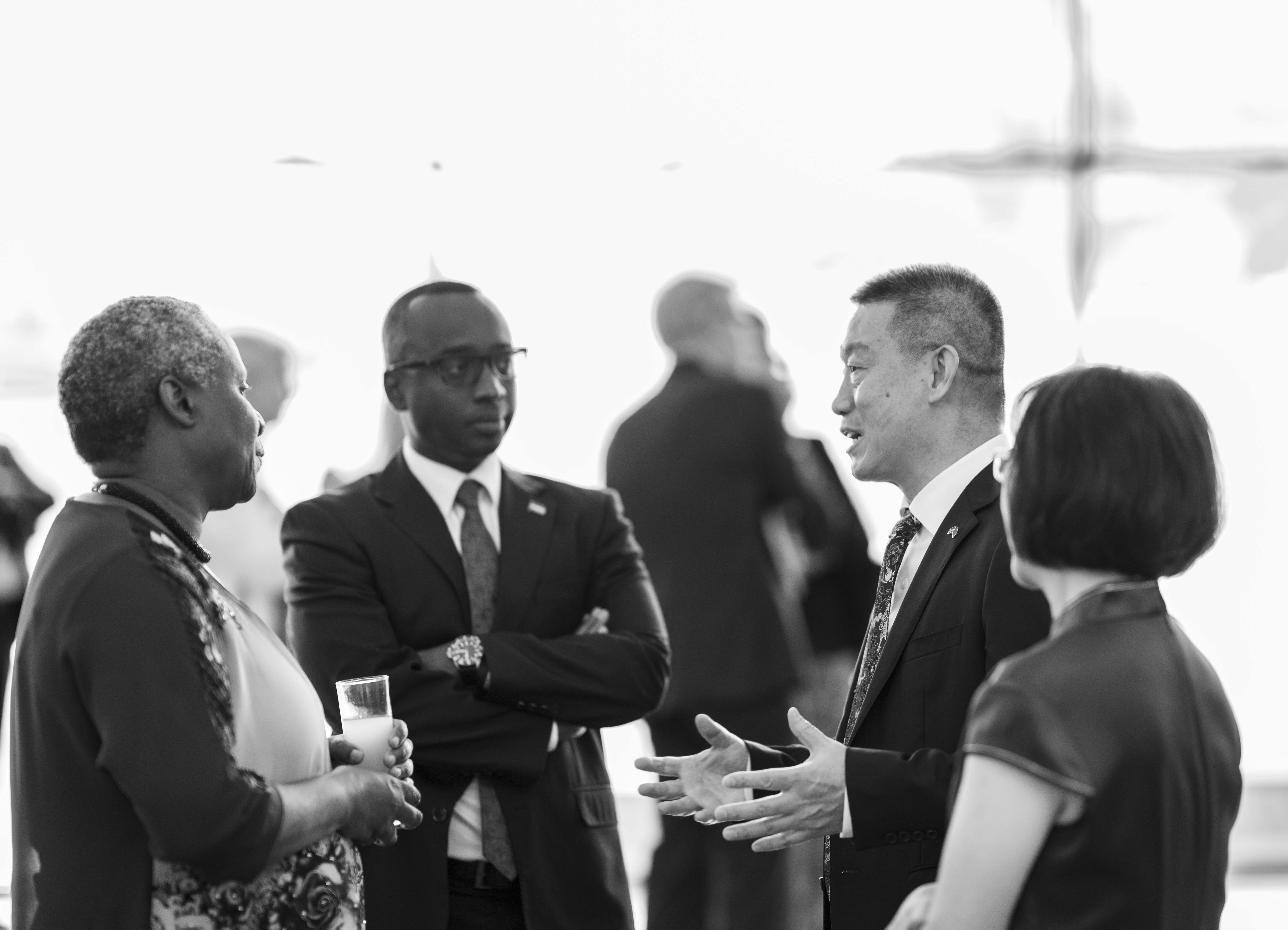 Ambasaderi w'u Bushinwa mu Rwanda (uri kuvuga) aganira na bamwe mu bari bitabiriye uyu muhango