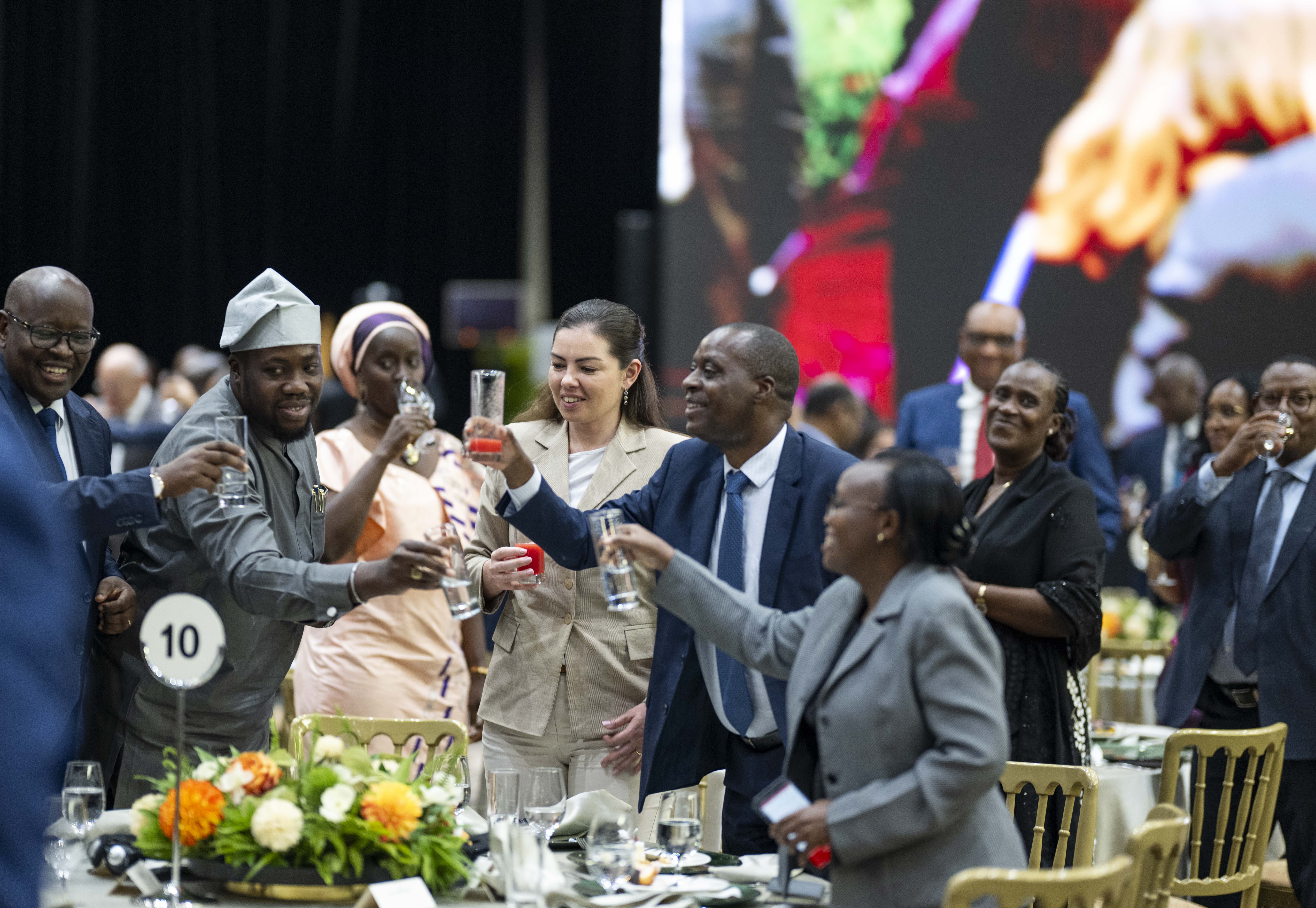 Ibyishimo byari byose mu gikorwa cyo gusangira kw'abadipolomate baba mu Rwanda bakiriwe ku meza na Perezida Kagame na Madamu Jeannette Kagame