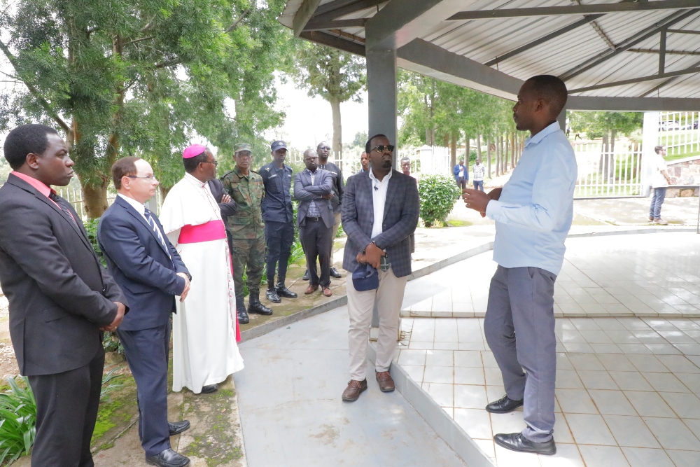 Dr Ron Adam yanasuye urwibutso rwa Jenoside rwa Cyahinda asobanurirwa amateka yaho