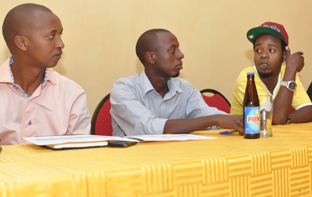 Joseph Mushyoma wa EAP, Jean Pierre Uwizeye wa BRALIRWA na Jay Polly wagaragazaga ibyo atishimira muri Guma Guma