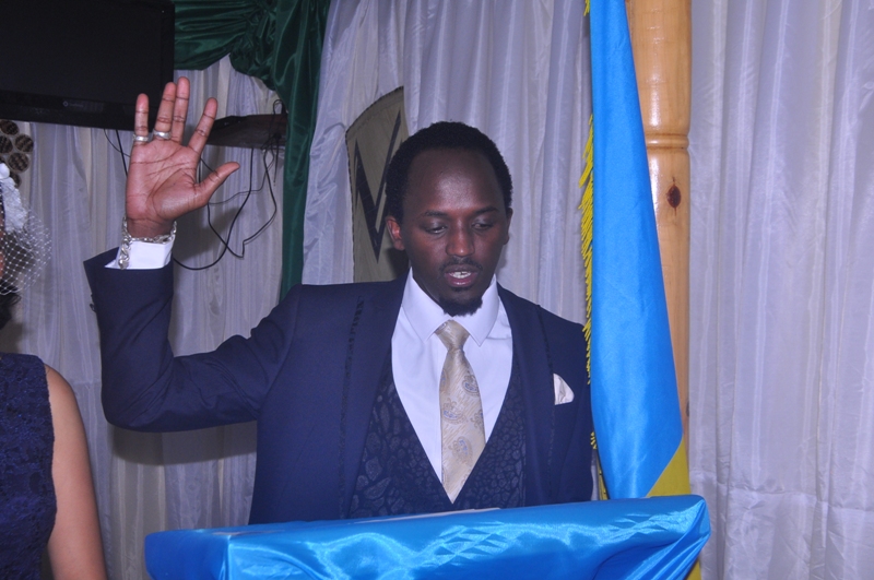 Ati "Njyewe Gatsinzi Emery, maze kumva icyo amategeko asaba abashakanye nta gahato, nemeye ko Agasaro Nadia ambera umugore"