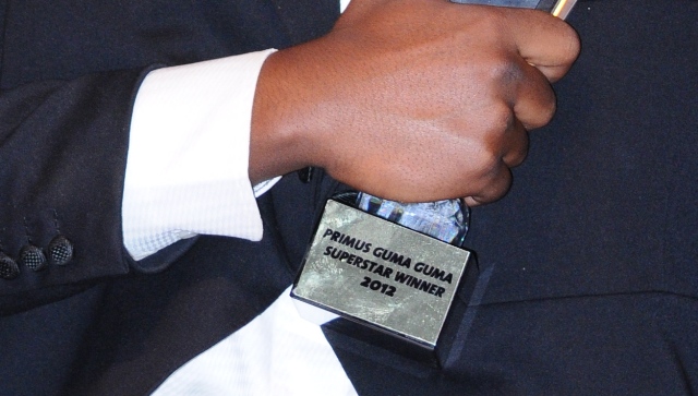 Amagambo yanditse ku gikombe agira ati:"uwatsinsiye Primus Guma Guma Super Star II mu 2012"