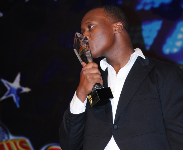 King James yasomye igikombe agaragaza ko acyishimiye