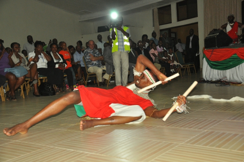 Uyu ni umwe mu bavuzi b'ingoma wo mu itsinda ry'Abagumyabanga ari kwerekana ubuhanga bwe imbere y'abantu