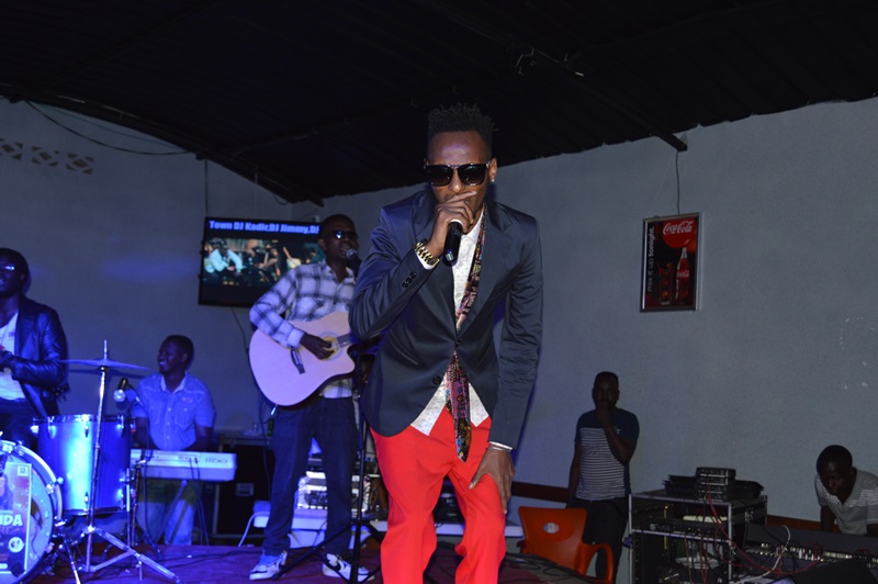 Kid Gaju yabanje kuririmba mu buryo bwa Live