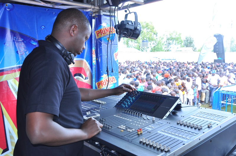 Arasuzuma uburyo umuziki uyunguruye ku byuma bya EAP