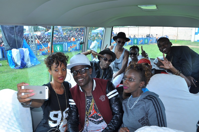 Knowless, Bruce Melody na Paccy na bagenzi babo barifotoza mbere yo kuririmba