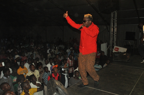 Umuraperi Ama-G yaboneyeho umwanya wo kubwira abamuvugaho mu ndirimbo