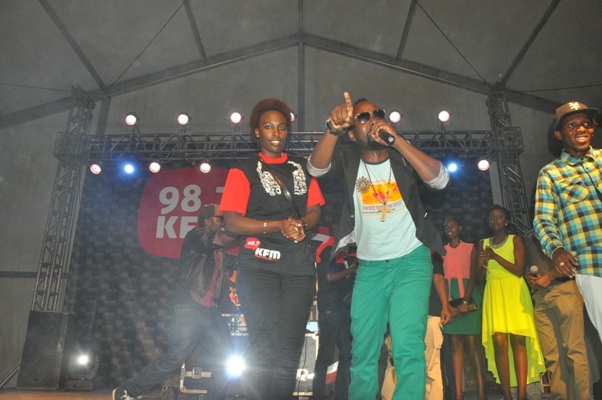 Mc Tino yerekana bamwe mu banyamakuru ba KFM uyu uri ibumoso bwe ni Ange, uri iburyo ni Arthur