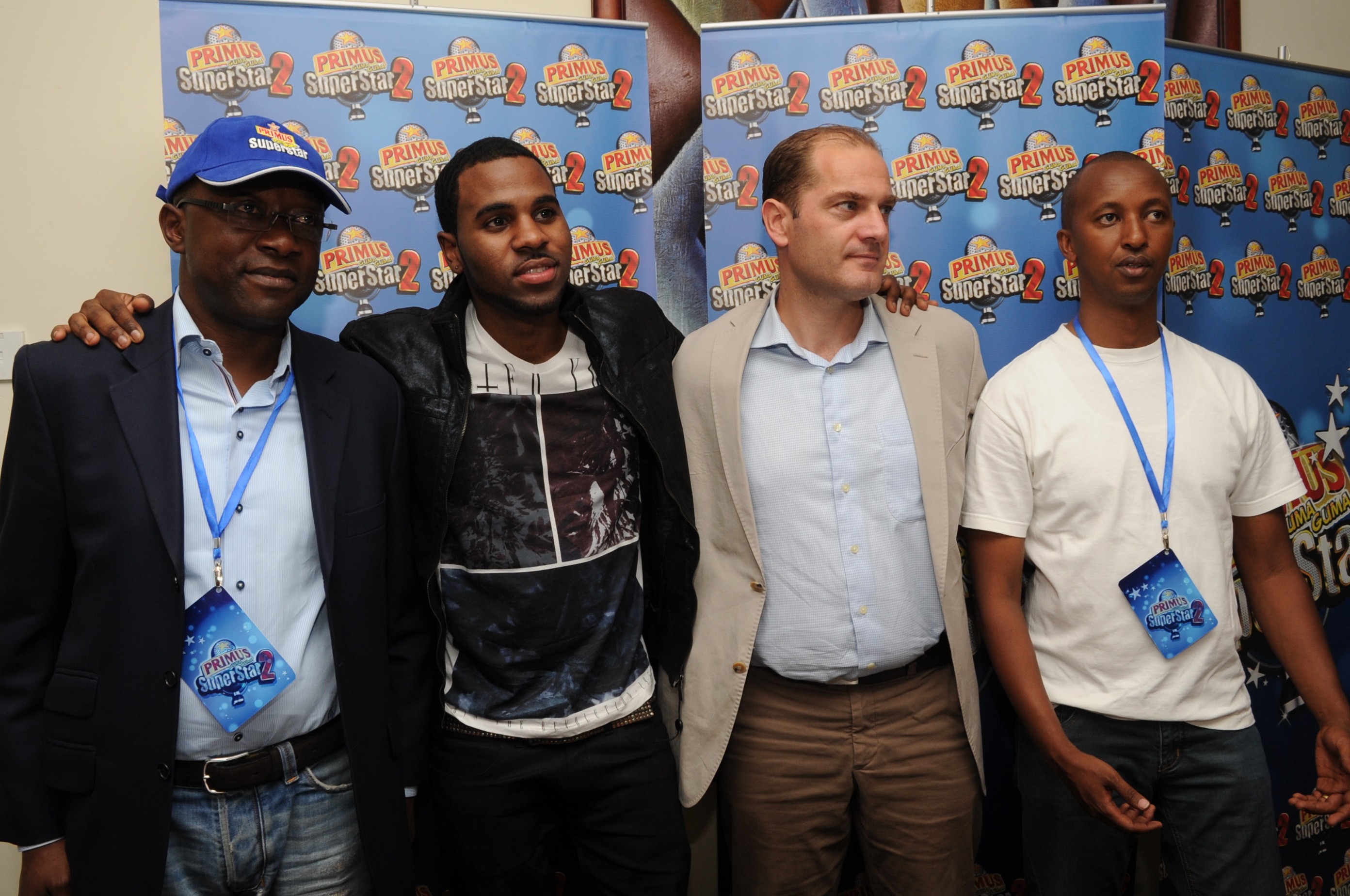 Jason ari kumwe na bamwe mu bategura amarushanwa ya PGGSS II