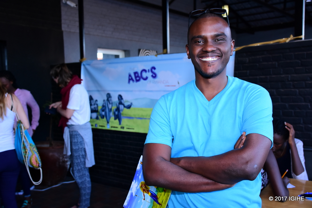 Hassan Kibirango yatangaje ko iki gitabo kigisha abana inyuguti bazakoresha mu myandikire n’amateka y’igihugu cyabo