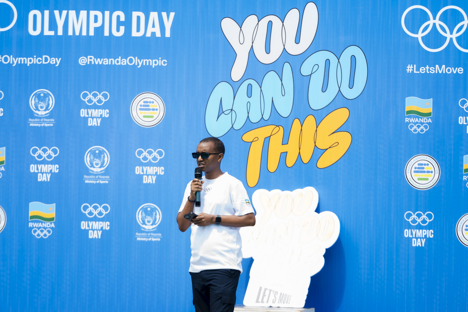 Umuyobozi Nshingwabikorwa wa Komite Olempike y'u Rwanda, Rugigana Jean Claude, asobanurira abana bitabiriye iki gikorwa ibyerekeye indangagaciro Olempike