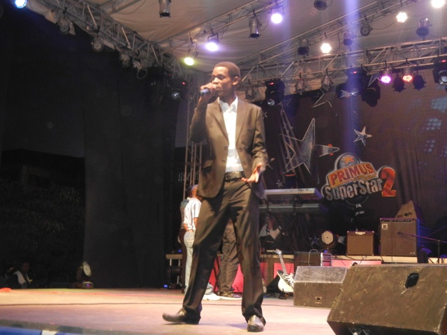 Umuhanzi Bruce Melodie uri mu bakizamuka bakunzwe mu Rwanda niwe watangije igitaramo aririmba