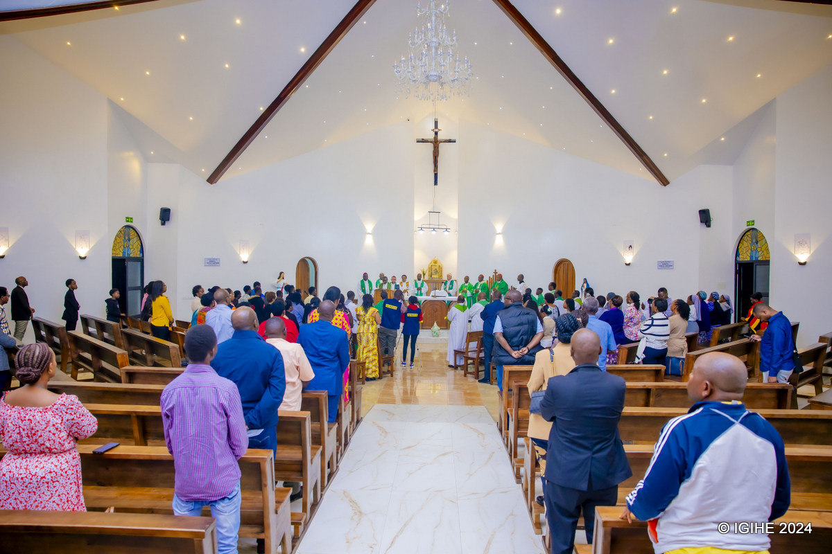 Bamwe mu bakiristu bari bitabiriya iyi Misa yasomwe mu Gifaransa