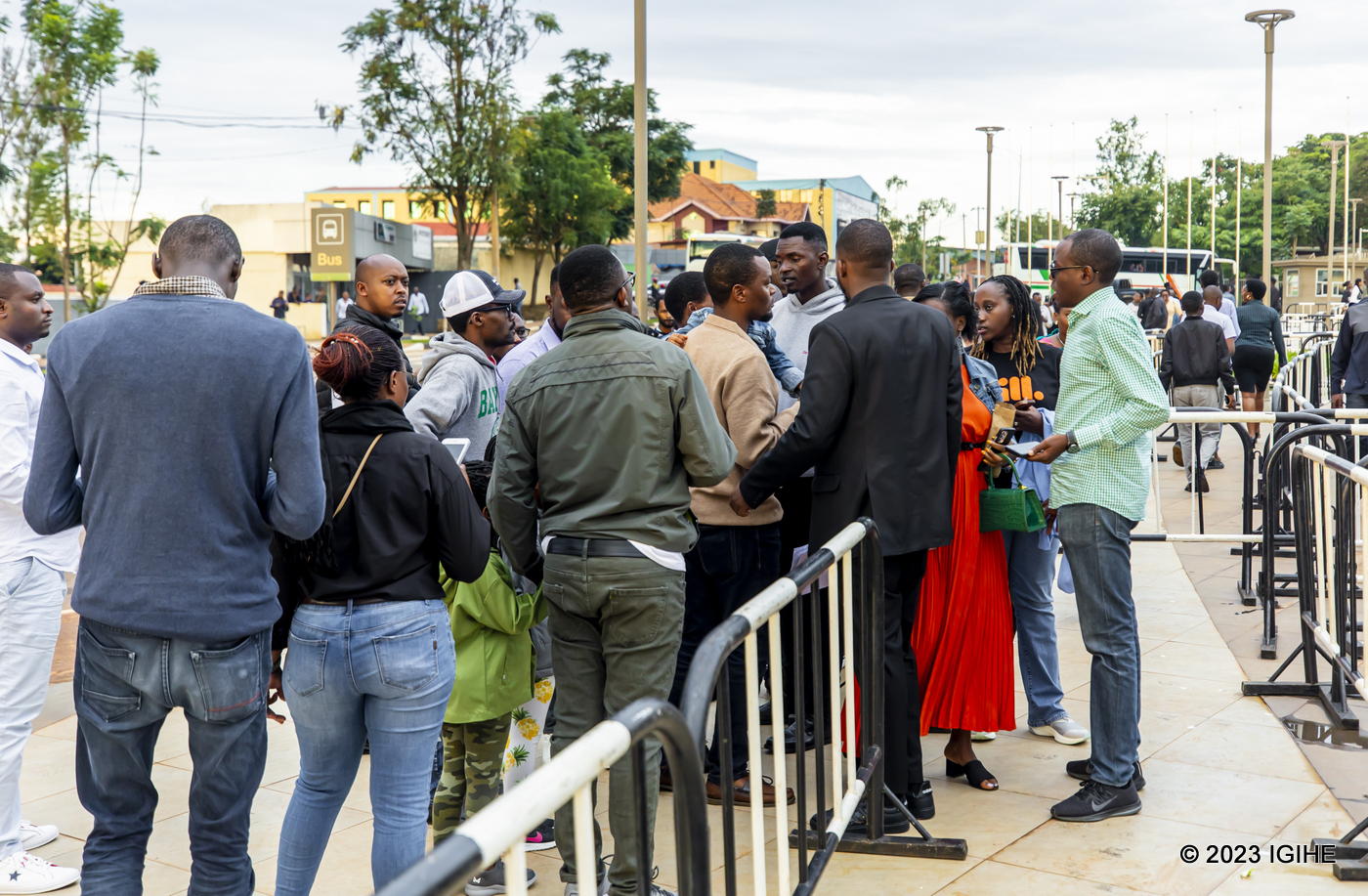 BK Arena yafunguwe imirongo y'abashaka kwinjira yamaze kugeraho abantu benshi