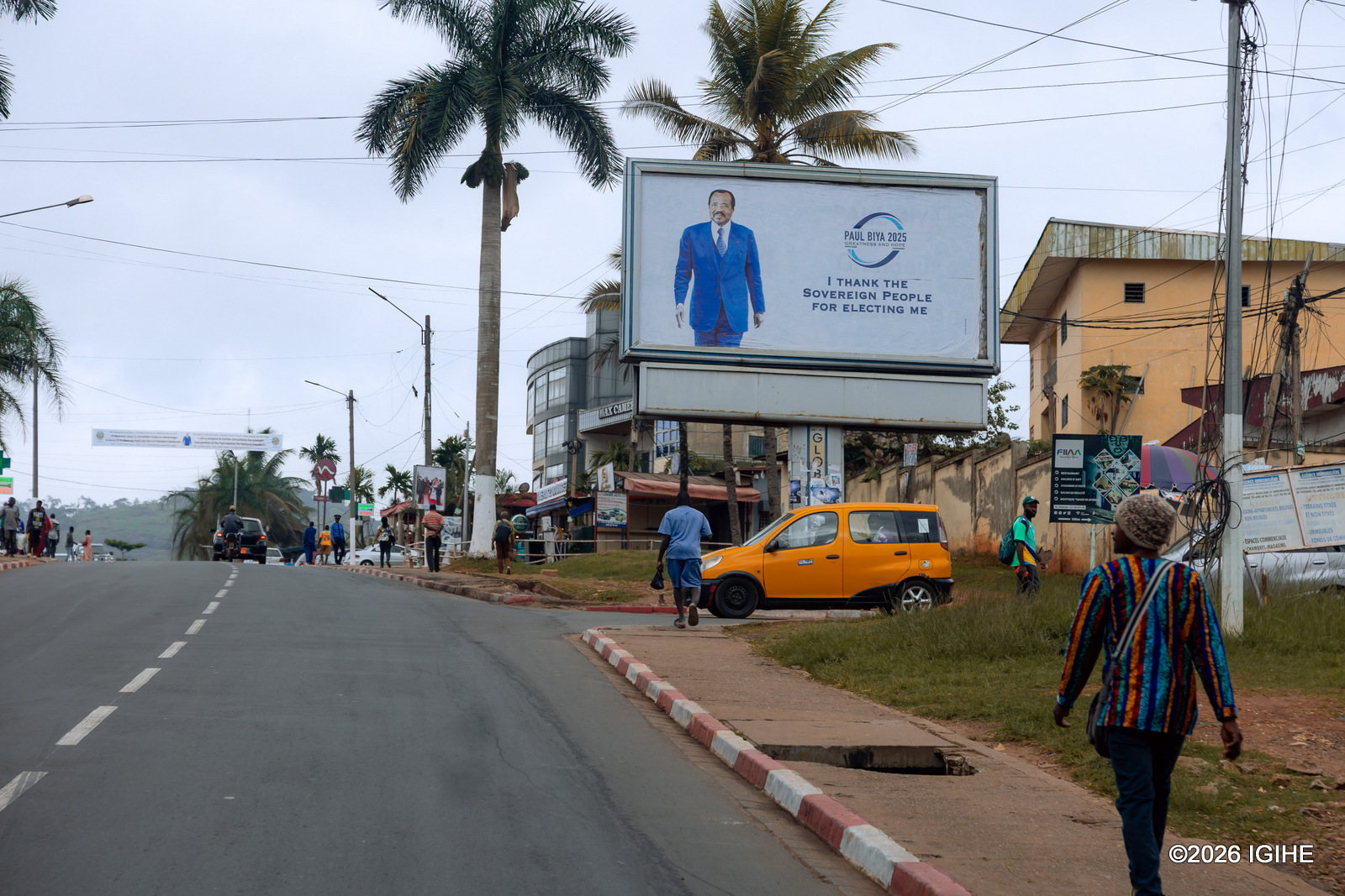Mu bice bitandukanye by'igihugu hari ibyapa bya Perezida Biya ashimira abaturage bamutoye. Usibye we na Ahmadou Ahidjo, nta wundi Perezida Cameroun yagize