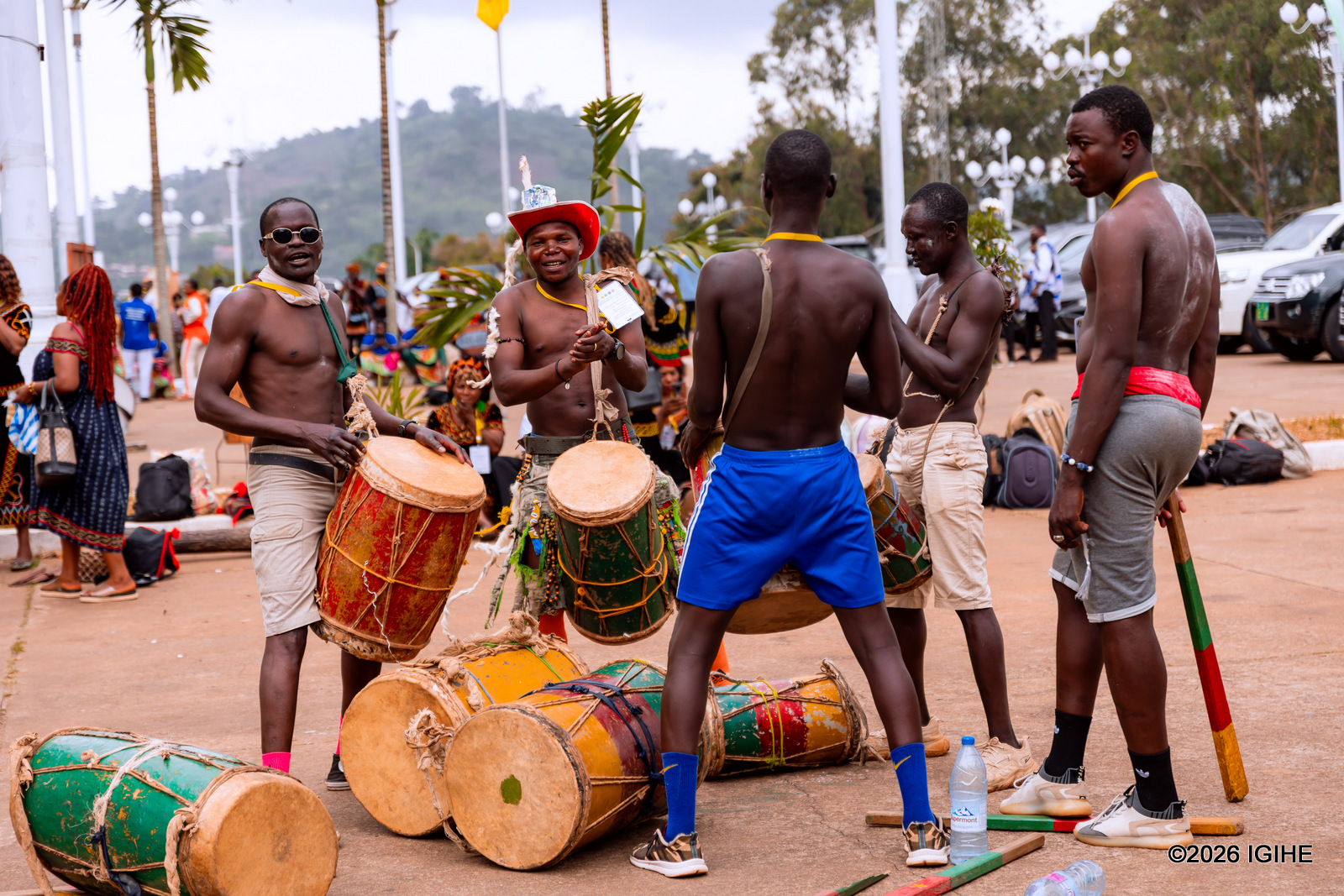 Buri gace ko muri Cameroun kagira umuco wako ujyana n'imbyino, imirire n'ibindi. Uko abantu bo mu Majyaruguru bitwara si ko abo mu Majyepfo bitwara cyangwa bavuga, bakanabyina
