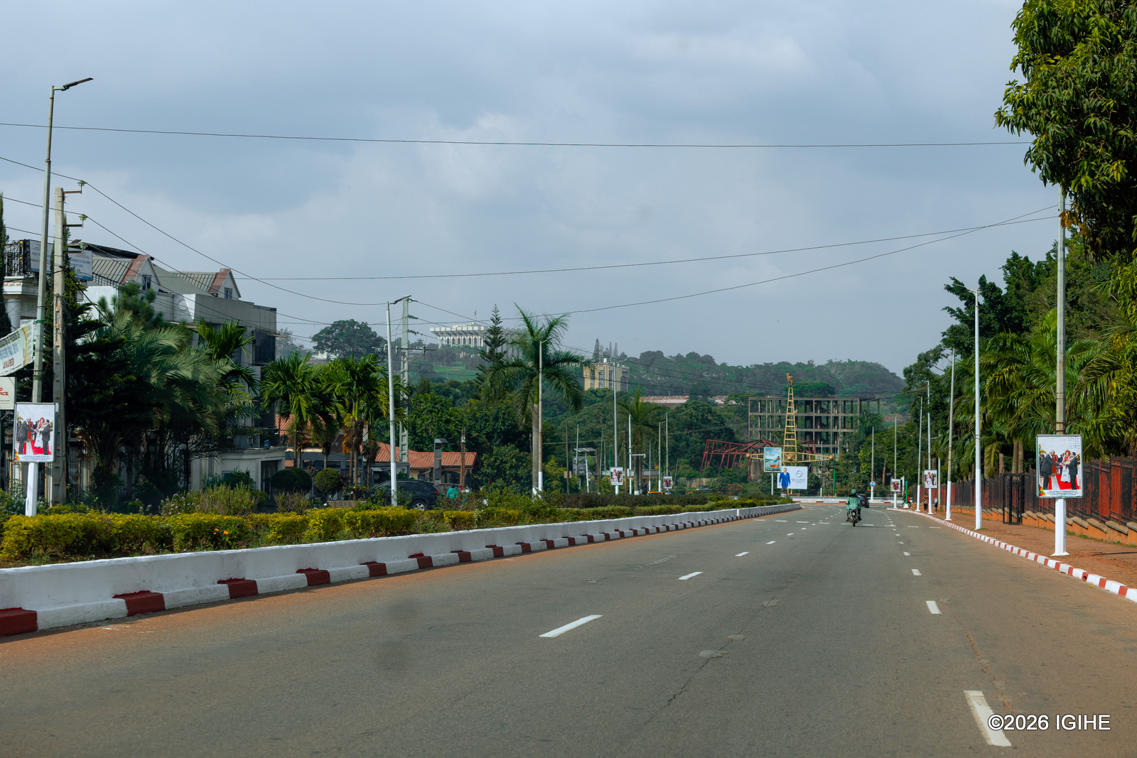 Abatemera Perezida Paul Biya bamunenga ko nta kigorwa remezo gifatika yubatse mu gihugu kuko n'imihanda myinshi irimo n'uyu ngo yubatswe ku ngoma ya Ahmadou Ahidjo