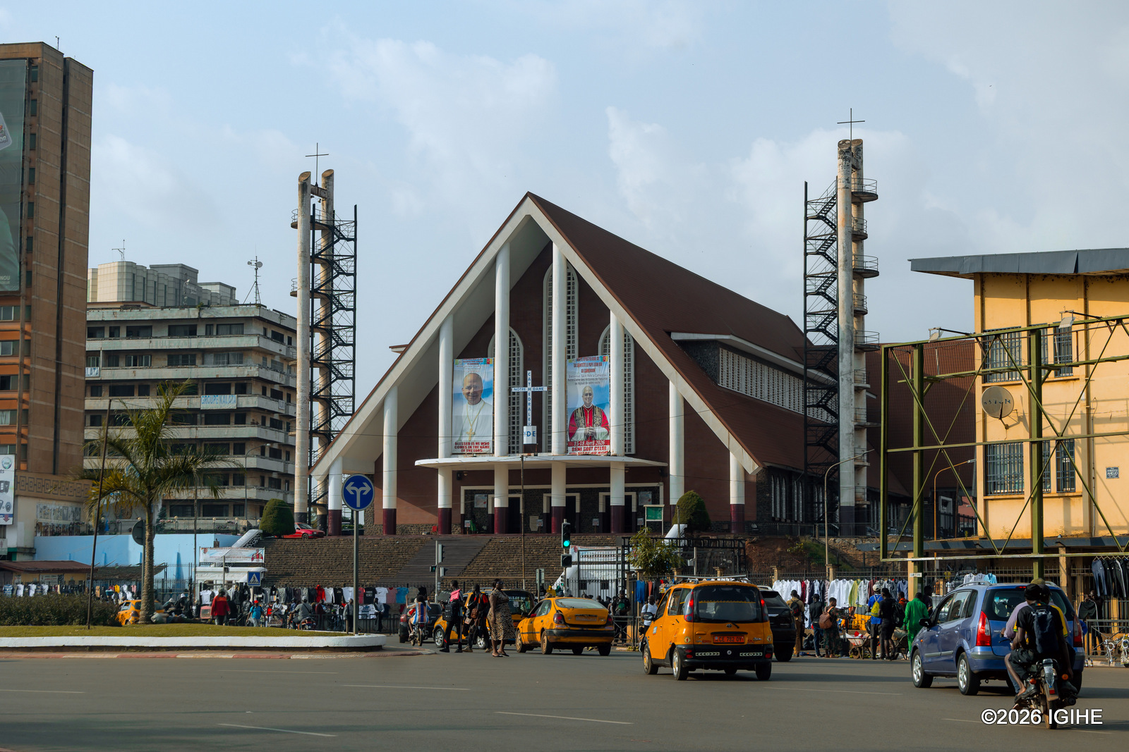 Cathédrale Notre-Dame-des-Victoires de Yaoundé iherereye mu mujyi rwagati. Mu gihe iki gihugu cyitegura kwakira Papa Leo, amafoto ye amanitse ku marembo y'iyi kiliziya