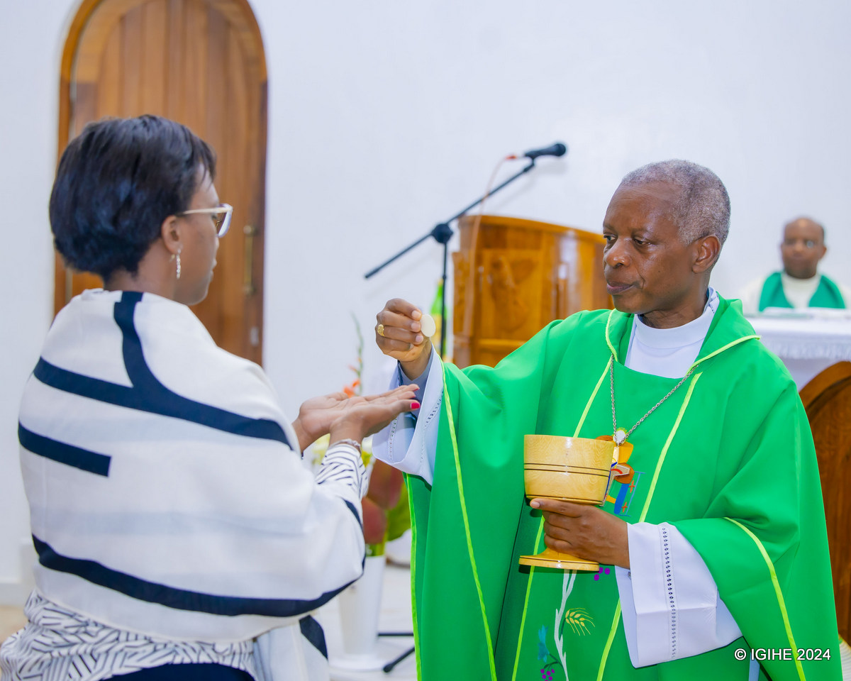 Musenyeri Vincent Harolimana wa Ruhengeri ubwo yatangaga ifunguro rya Ukaristiya