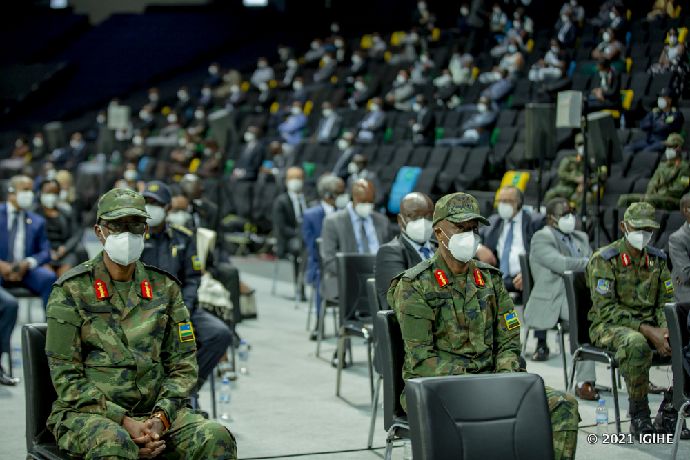 Umujyanama wa Perezida wa Repubulika mu by’Umutekano, Gen James Kabarebe n'Umugaba Mukuru w'Ingabo z'u Rwanda, Gen Jean Bosco Kazura n'abandi bayobozi bakuru mu ngabo bitabiriye uyu muhango