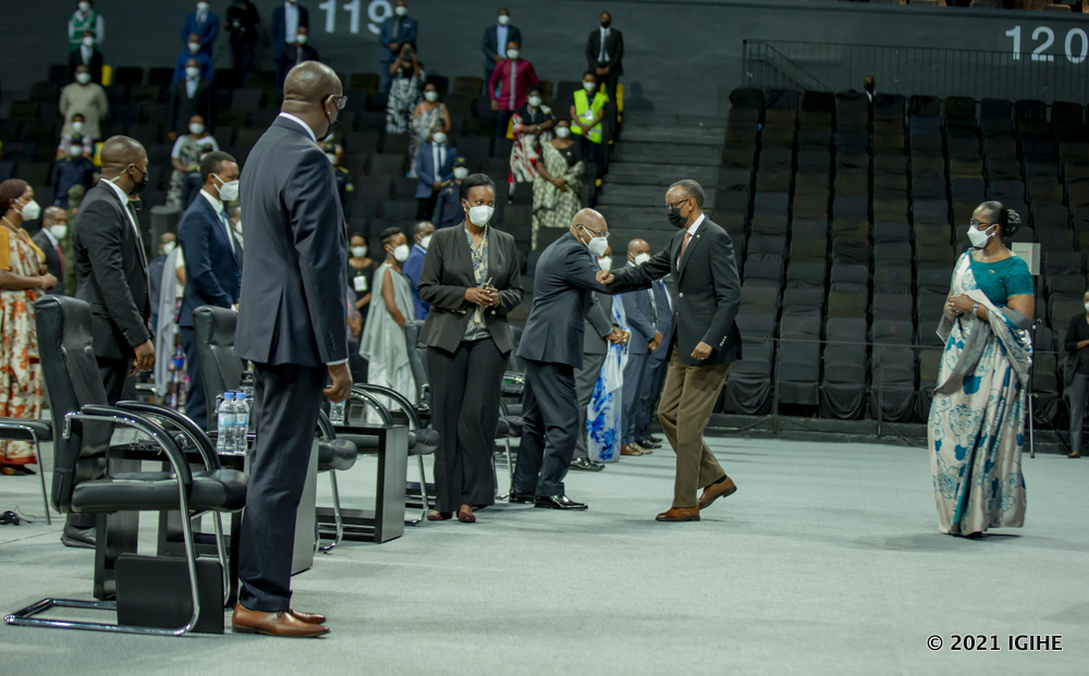 Perezida Kagame na Madamu Jeannette Kagame ubwo bageraga muri Kigali Arena. Aha Umukuru w'Igihugu yasuhuzaga Perezida wa Sena, Iyamuremye Augustin