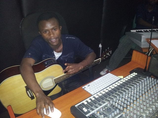Elion Victory yatangiye akazi kajyanye no gutunganya indirimbo