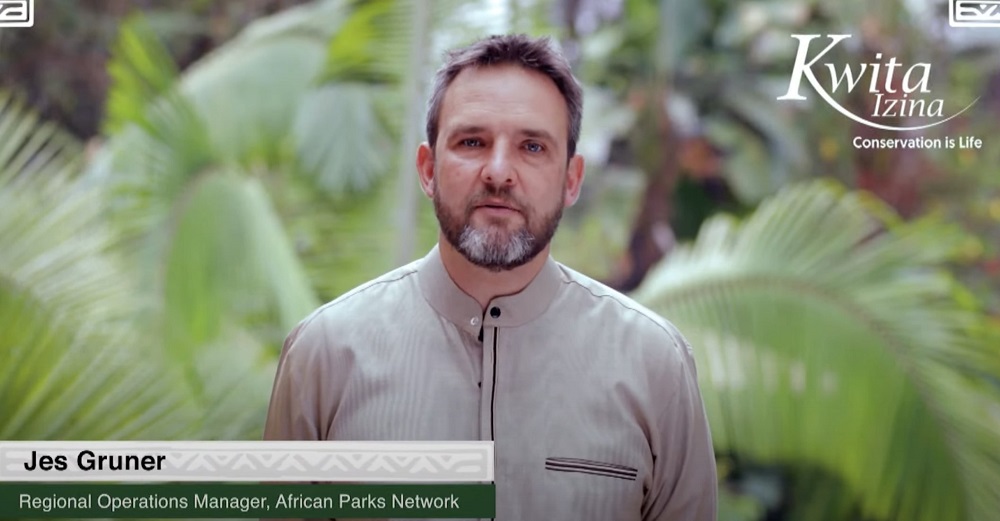Umuyobozi wa African Parks Network, Jes Gruner yise umwana w'ingagi ‘Ingabire’