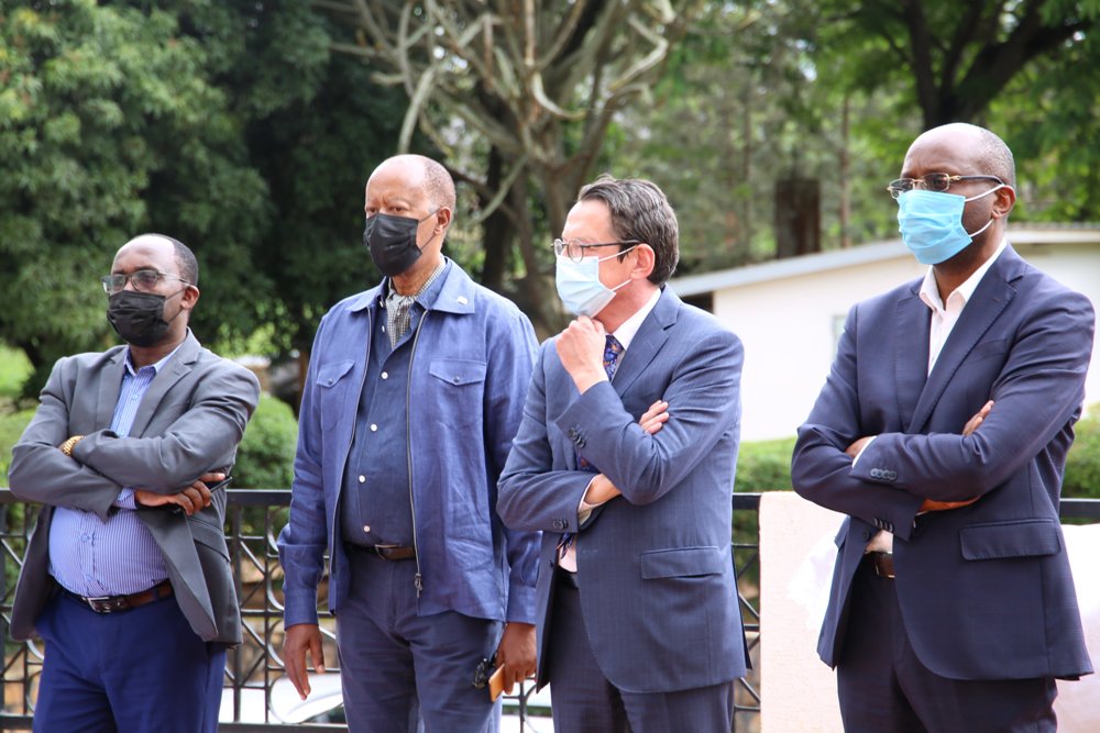 Uhereye ibumoso: Umuyobozi Mukuru Wungirije w'Inteko y'Umuco, Uwiringiyimana Jean Claude, Ambasaderi w'u Rwanda mu Bubiligi, Dr Dieudonné Sebashongore, Ambasaderi w’u Bubiligi mu Rwanda, Bert Versmessen n'Umuyobozi Mukuru w'Inteko y'Umuco, Masozera Robert