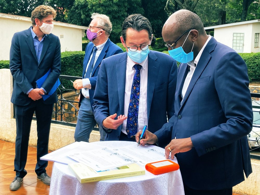 Ambasaderi Masozera (iburyo) asinyira ko u Rwanda rwakiriye umwe mu murage warwo wari ubitse mu Bubiligi