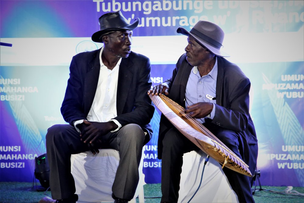 Abasizi batandukanye bakoze mu nganzo kuri uyu munsi