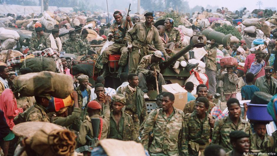 Nubwo bihabanye n'amategeko mpuzamahanga, impunzi z'abanyarwanda ndetse n'abahoze mu ngabo bemerewe kwinjira muri Zaire bafite intwaro