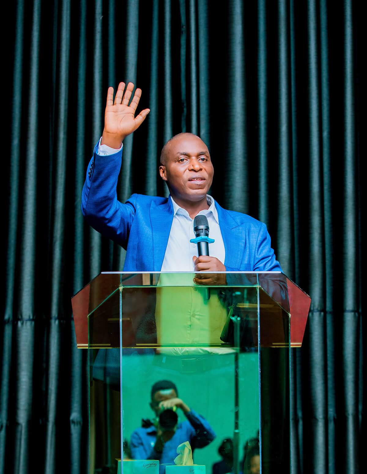 Usibye kuba Umunyamakuru, Barore ni Pasiteri mu Itorero rya ADEPR, ibintu yanigiye kuko aherutse kurangiza ari uwa mbere mu masomo ya Théologie
