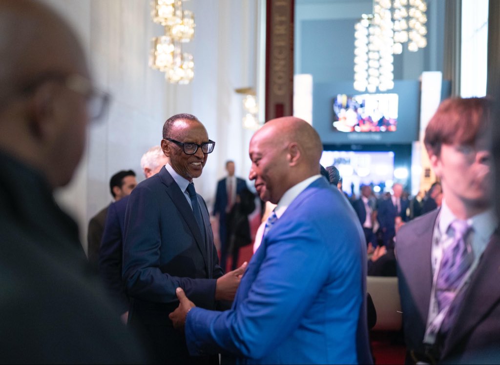 Perezida Kagame aramukanya na Patrice Motsepe, Perezida w'Impuzamashyirahamwe ya Ruhago muri Afurika (CAF),