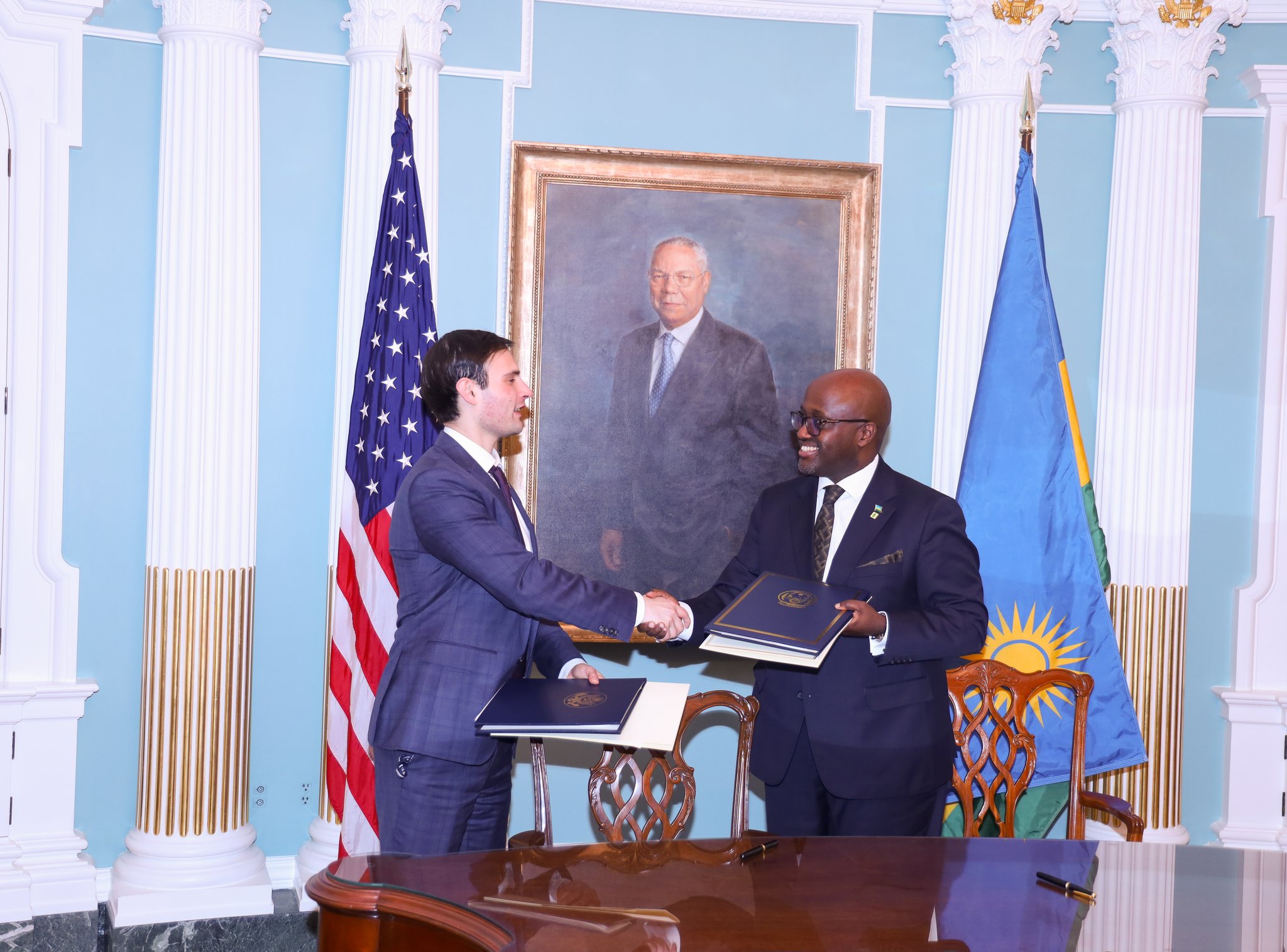 Ku ruhande rw’u Rwanda yashyizweho umukono na Minisitiri Olivier Nduhungirehe, na ho ku ruhande rwa Leta Zunze Ubumwe za Amerika yari Jeremy Lewin