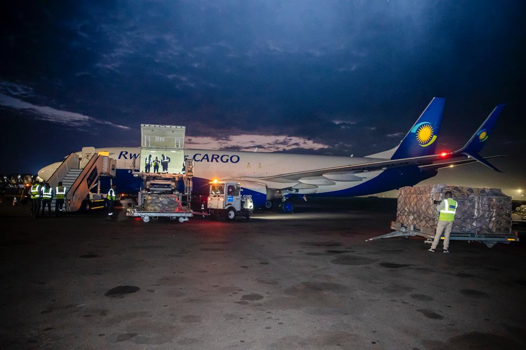 Indege itwara imizigo ya RwandAir ni yo yatwaye iyo nkunga