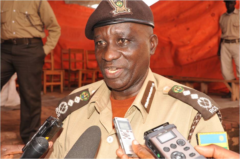 Gen Maj (Rtd) Paul Rwarakabije yatashye mu Ugushyingo 2003, atahana n'abandi barwanyi 120