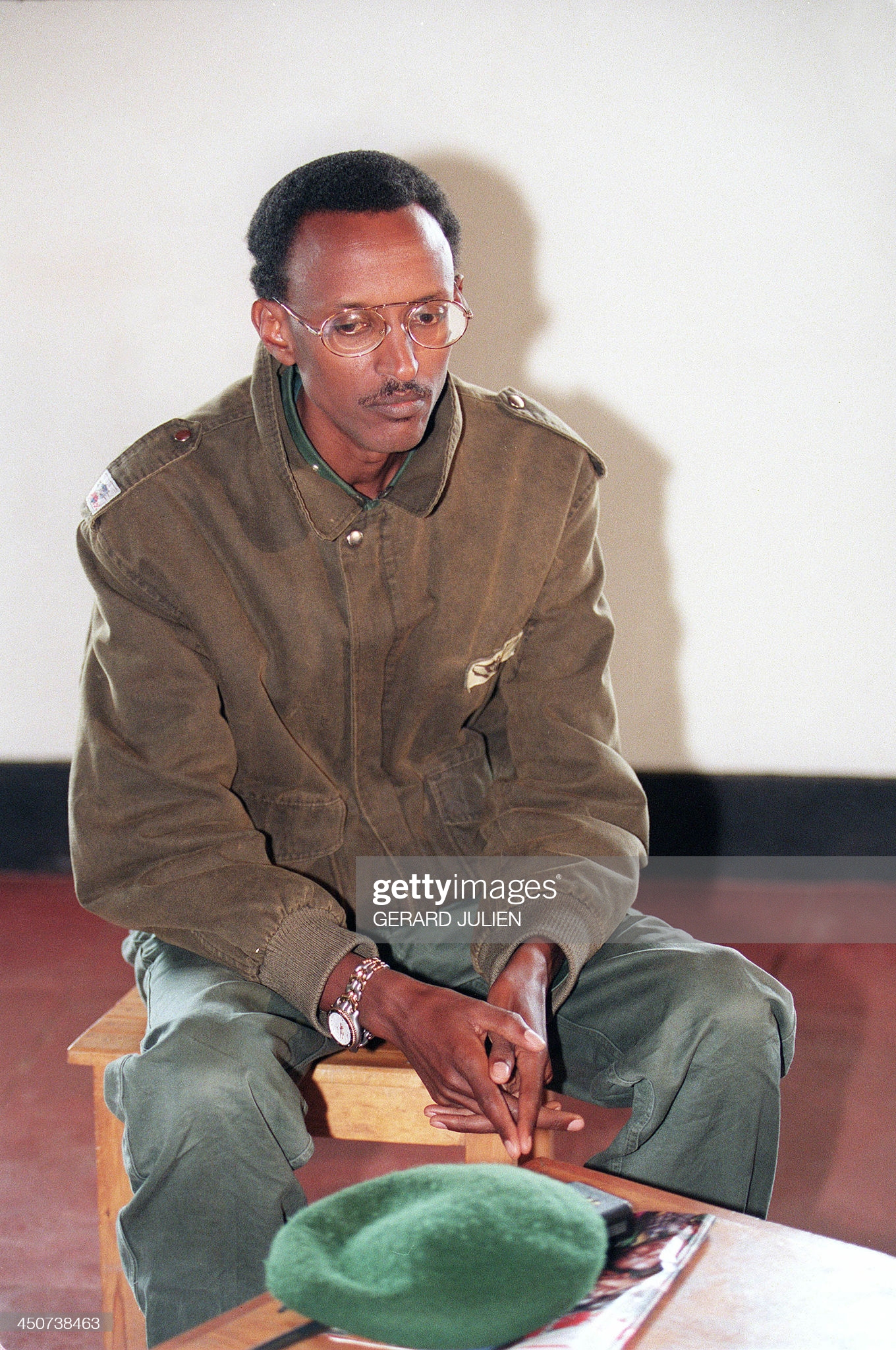 Iyi foto ya Gen Maj Paul Kagame yafashwe ku wa 11 Gicurasi 1994 ari i Byumba. Icyo gihe yari mu nama na  Jose Ayala Lasso wari ukuriye ishami rya Loni rishinzwe uburenganzira bwa muntu