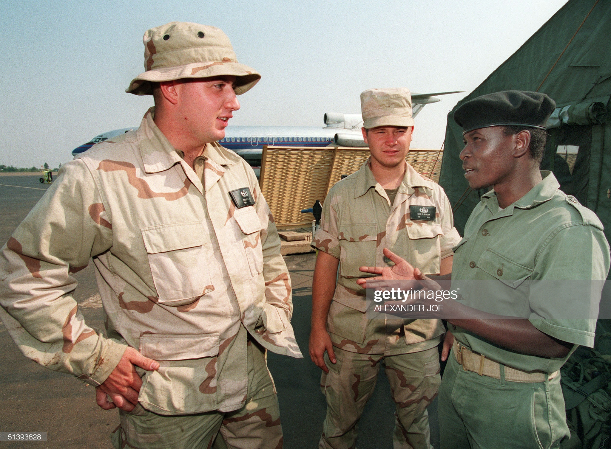 Iyi foto yafashwe nyuma gato yo guhagarika Jenoside yakorewe Abatutsl. Aha umusirikare wa RPA Inkotanyi yari i Kanombe aganira n'abasirikare ba Amerika bari mu Rwanda