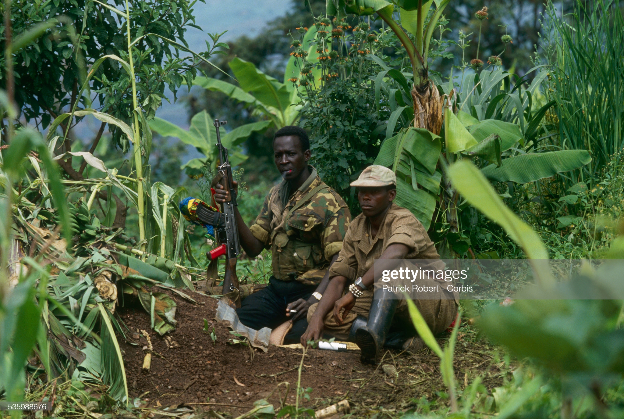 Aba basirikare ba RPA bafotowe bari ahantu mu rutoki mu Mujyi wa Kigali mu gihe cy'urugamba rwo kubohora igihugu
