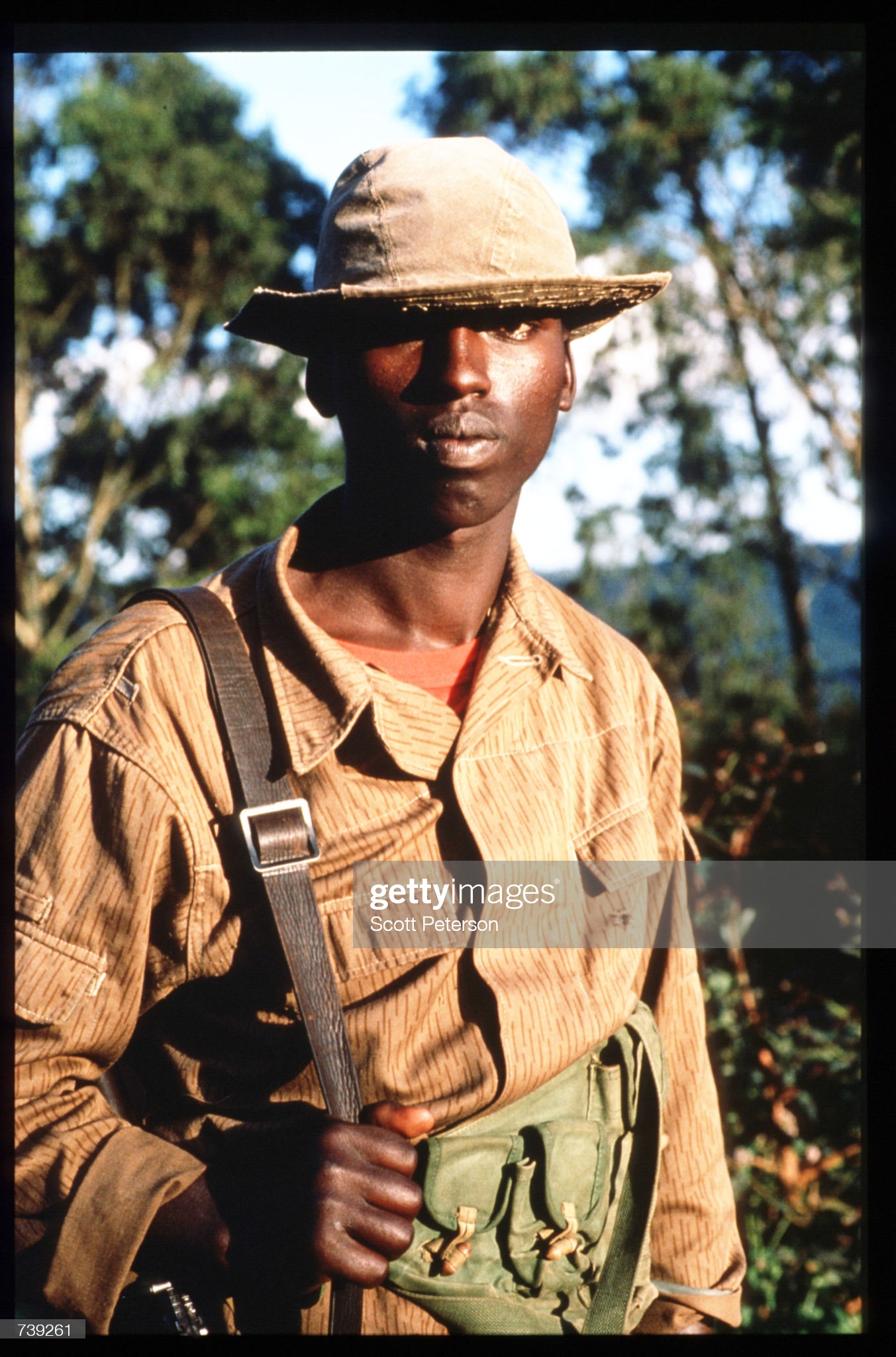 Uyu musore ukiri muto, ni umwe mu bemeye guhara ubusore bwabo bagahitamo kwitangira igihugu. Aha yafotorewe i Byumba ku wa 7 Mata 1994
