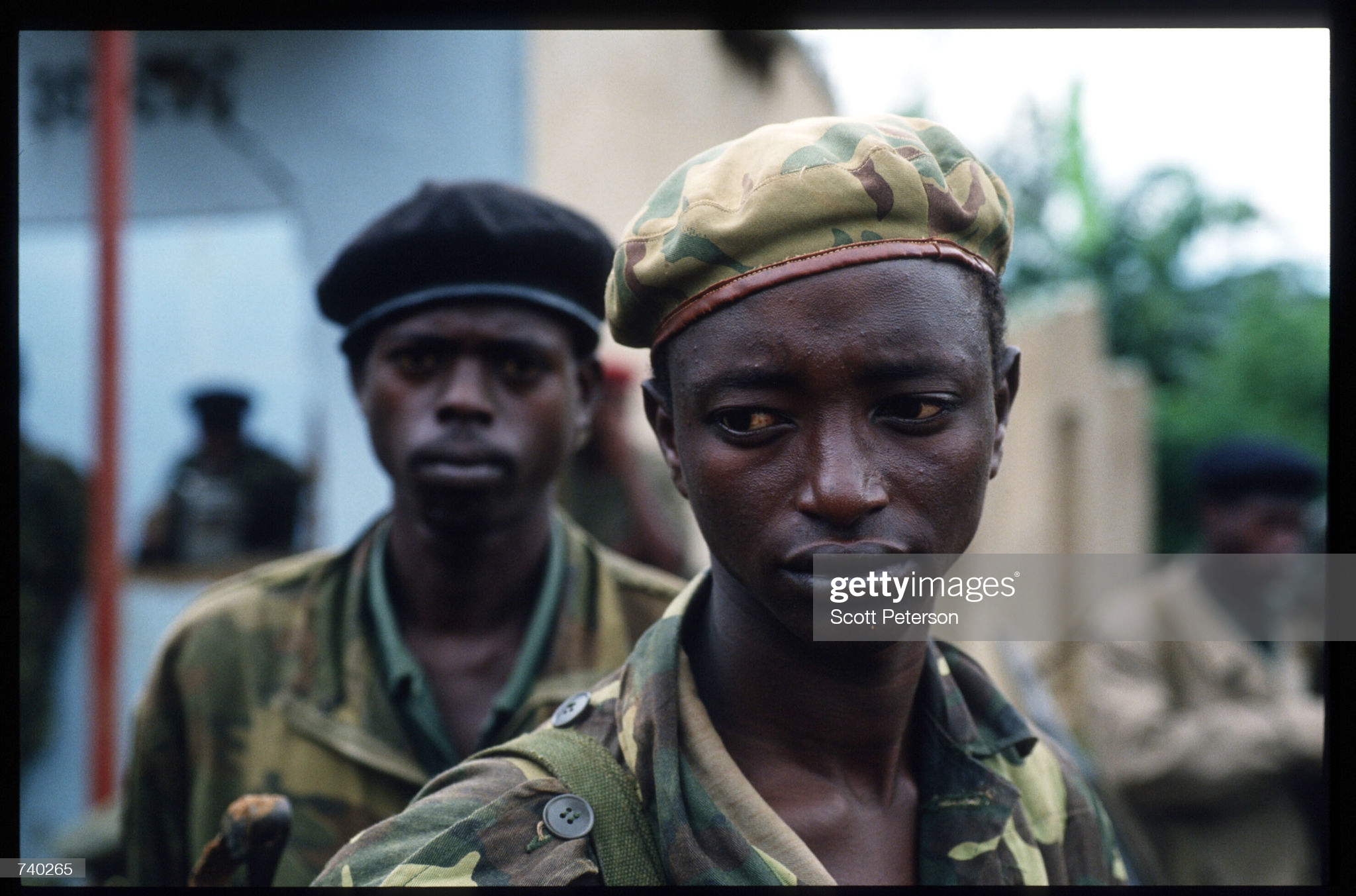Benshi mu basirikare ba RPA bari urubyiruko. Aha aba bafotowe ku wa 26 Gicurasi 1994 bari mu nzira bagana mu Mujyi wa Kigali